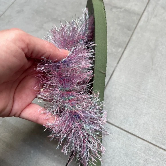 NWOT festive fun flip flops! Shades of purple & pink yarns make these special🌸 - Picture 2 of 7